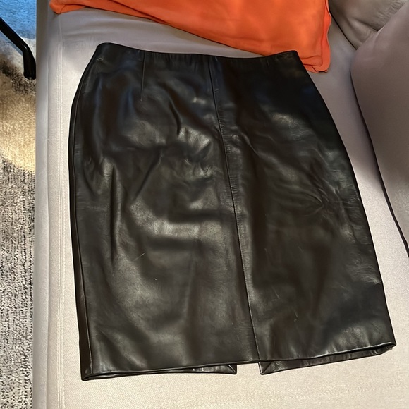 Hugo Boss Chocolate Brown 100% Leather Skirt—size 8 - Picture 2 of 4